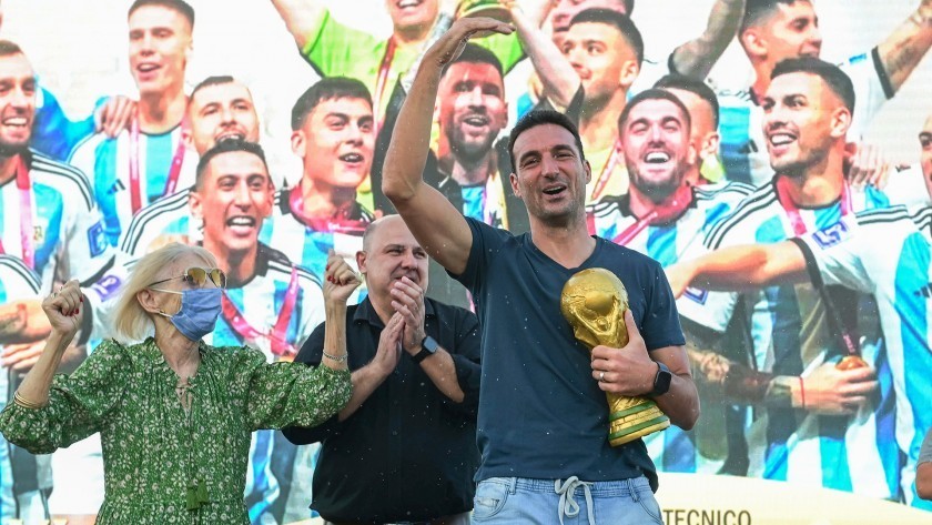 Scaloni recibió el homenaje de Pujato y remarcó que la
