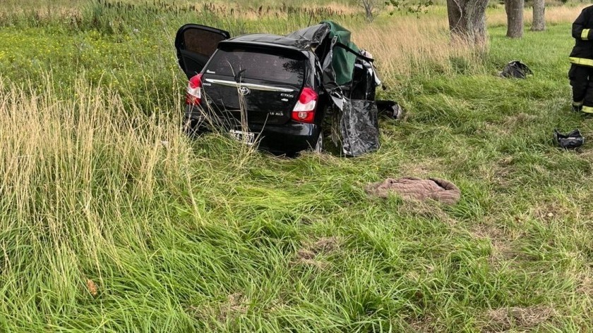 Manejaba a 160 kilómetros por hora, perdió el control y volcó: murieron su esposa y dos de sus hijos
