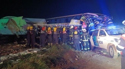 San Miguel del Monte: cuatro muertos y varios heridos por el choque de un camión con un colectivo