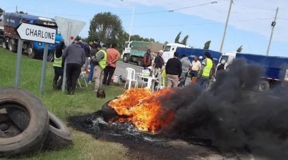 Transportistas de granos protestan a la vera de las rutas en reclamo de una suba de tarifas