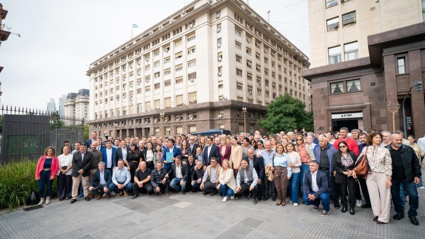 Intendentes se movilizaron al ministerio de Economía para reclamar por obras y recursos