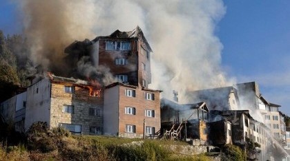 Feroz incendio destruyó histórico Hotel Huemul de Bariloche: Dos bomberos hospitalizados