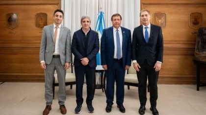 Weretilneck firmó con Nación el traspaso de las rutas 22 y 151 y el Tren del Valle