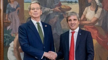 Caputo se reunió con con Bessent, que elogió el plan económico oficialista
