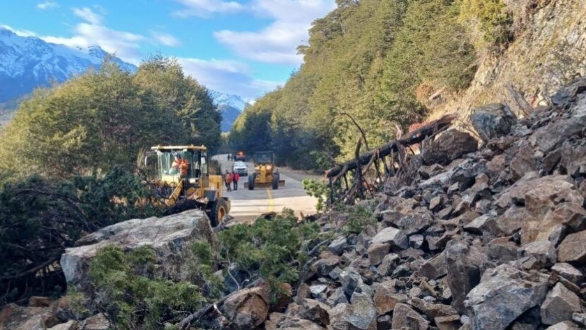 Corte total en la Ruta 40 en Río Negro por desprendimiento de rocas y tierra